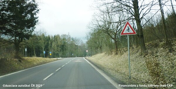 Tato svislá dopravní značka upozorňuje: na zvýšený výskyt cyklistů.
