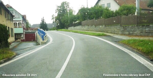 Může řidič přes tuto vodorovnou dopravní značku odbočit vlevo k najetí do garáže u…
