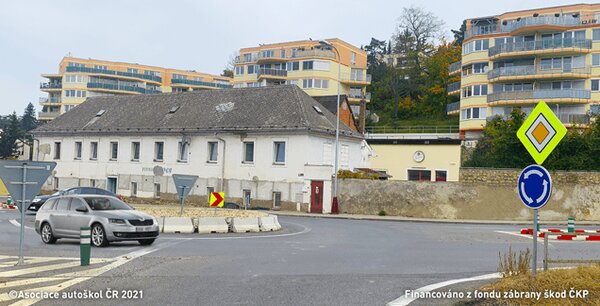 Řidič vozidla z výhledu: má přednost v jízdě před vozidly jedoucími po kruhovém objezdu.