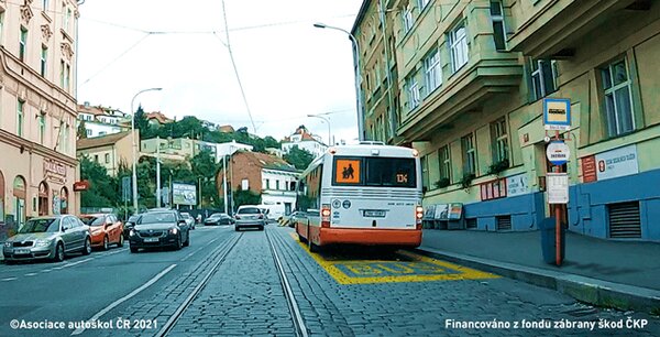 Řidič vozidla z výhledu: nesmí objíždět autobus; zastaví za ním a vyčká jeho odjezdu ze…