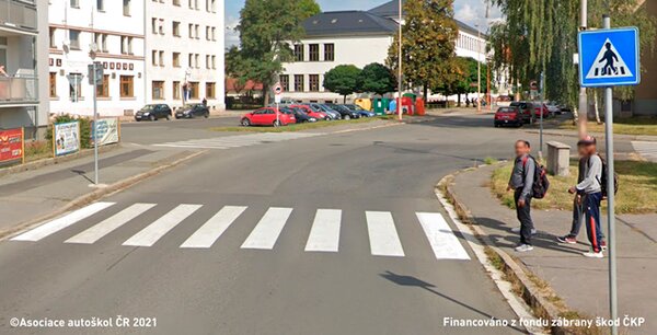 Jak se zachová řidič vozidla přijíždějící k přechodu pro chodce, kde osoby zjevně hodlají…