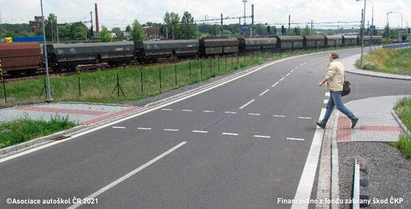 Chodci ve vyobrazené dopravní situaci: musí použít místo pro přecházení pokud jsou od něj…