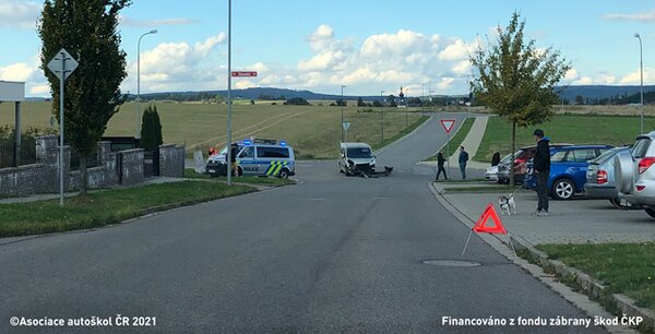 Řidič vozidla z výhledu ve vyobrazené dopravní situaci v obci