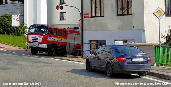 Signál dvou vedle sebe umístěných střídavě přerušovaných červených světel ve vyobrazené…