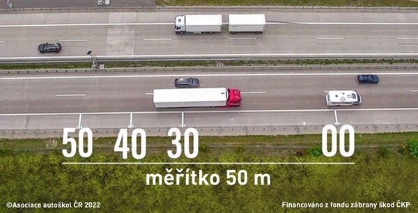 Dodržel řidič červeného nákladního automobilu při rychlosti 72 km/h (20m/s) bezpečnou…