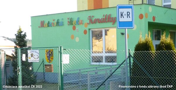 Tato svislá dopravní značka označuje: Parkoviště, na kterém lze zastavit za účelem…