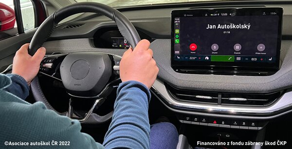Může telefonování za jízdy při použití Handsfree ovlivnit reakční dobu řidiče?