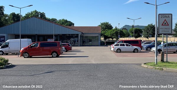 Řidič vozidla z výhledu pokračující v přímém směru