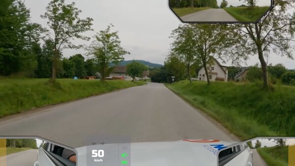 Řidič nákladního vozidla ve vyobrazené dopravní situaci při odbočování vpravo s ohledem…