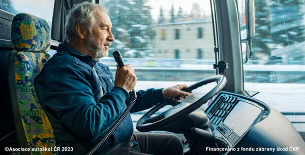 Řidič autobusu za jízdy: Nesmí držet v ruce nebo jiným způsobem mikrofon.