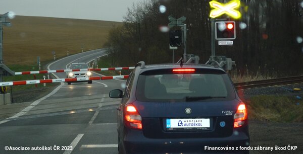 Smí řidič při zastavení vozidla před železničním přejezdem za snížené viditelnosti užít…